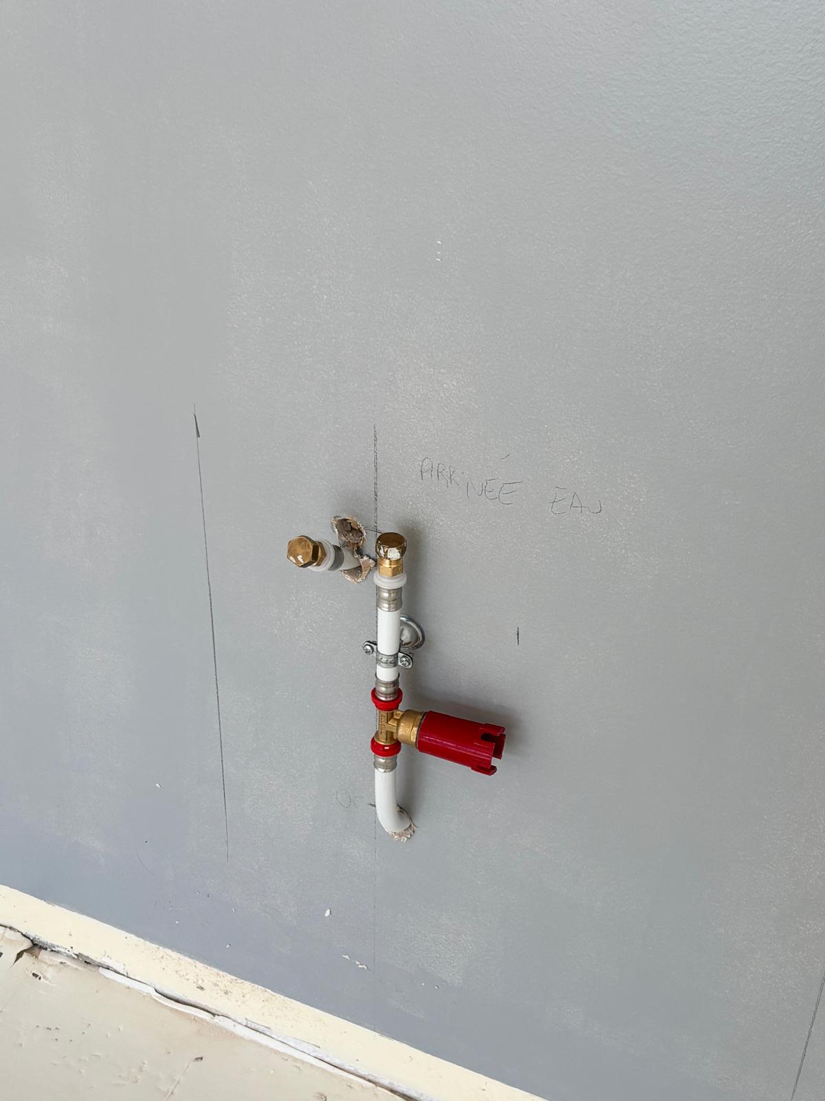 Arrivée d'eau de forage avec vanne d'arrêt et raccordement cuivre – chantier Auriol 13 – Plombier Jo