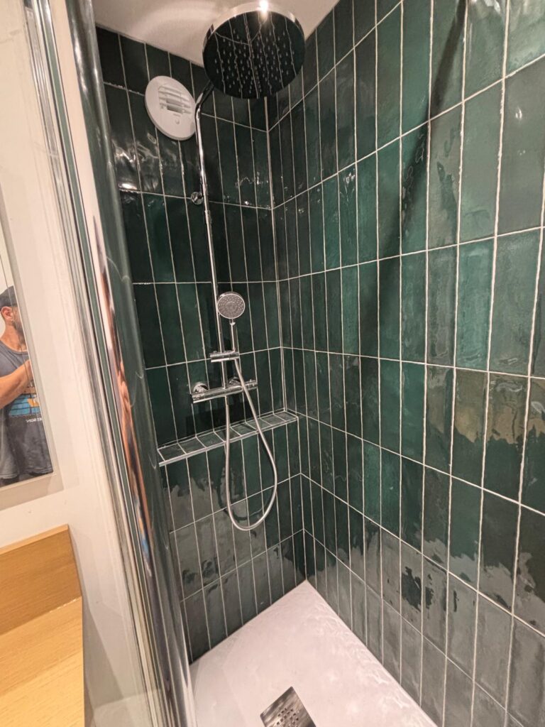 Salle de bains rénovée clé en main par Plomberie Jo, du sol au plafond