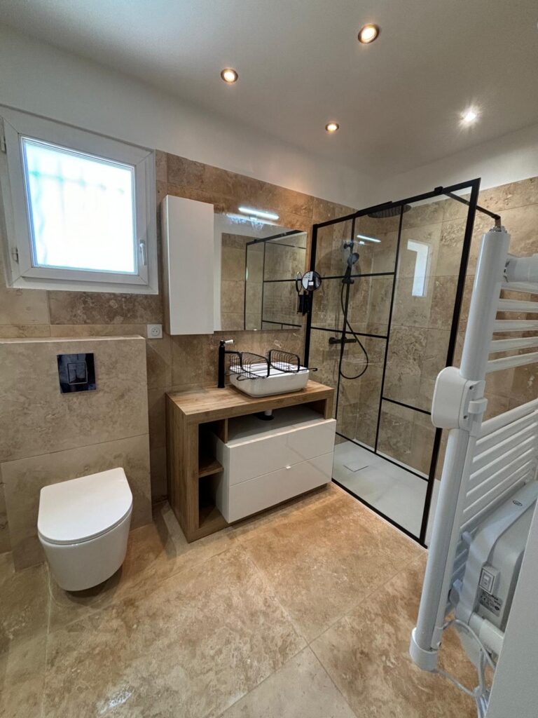 Salle de bains rénovée par Plomberie Jo : douche à l’italienne, WC suspendu et meuble vasque