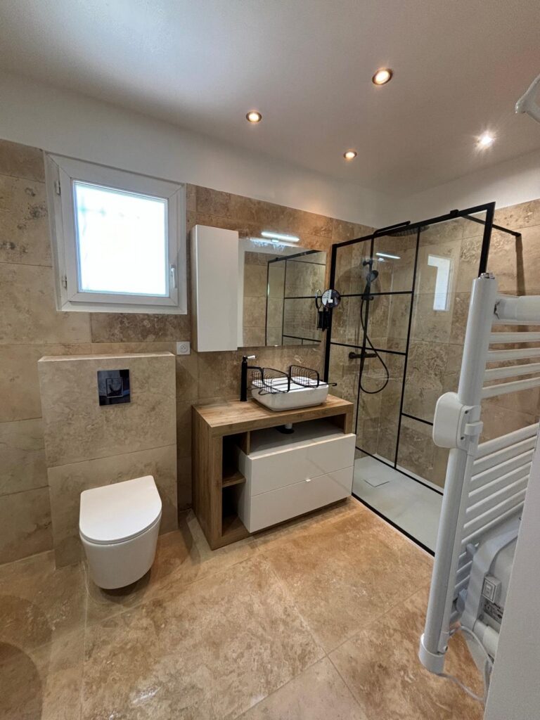 Salle de bains rénovée par Plomberie Jo : douche à l'italienne, WC suspendu et meuble vasque
