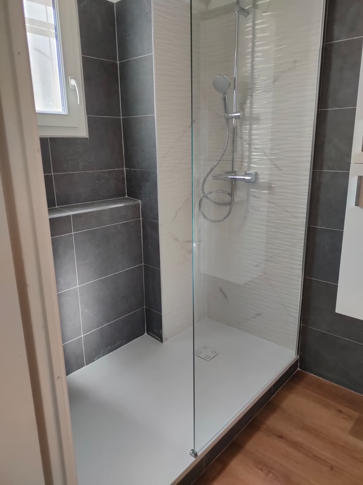 salle de bains personne à mobilité réduite