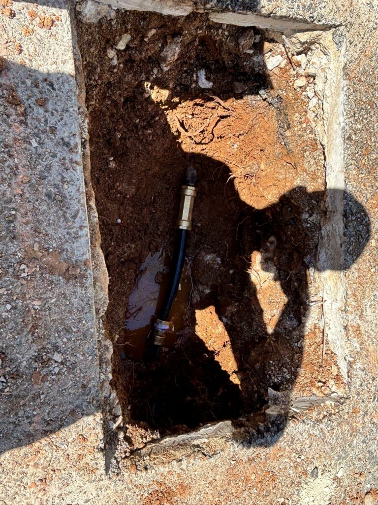 Découpe propre du goudron pour accéder à une fuite d’eau enterrée à Nans-les-Pins