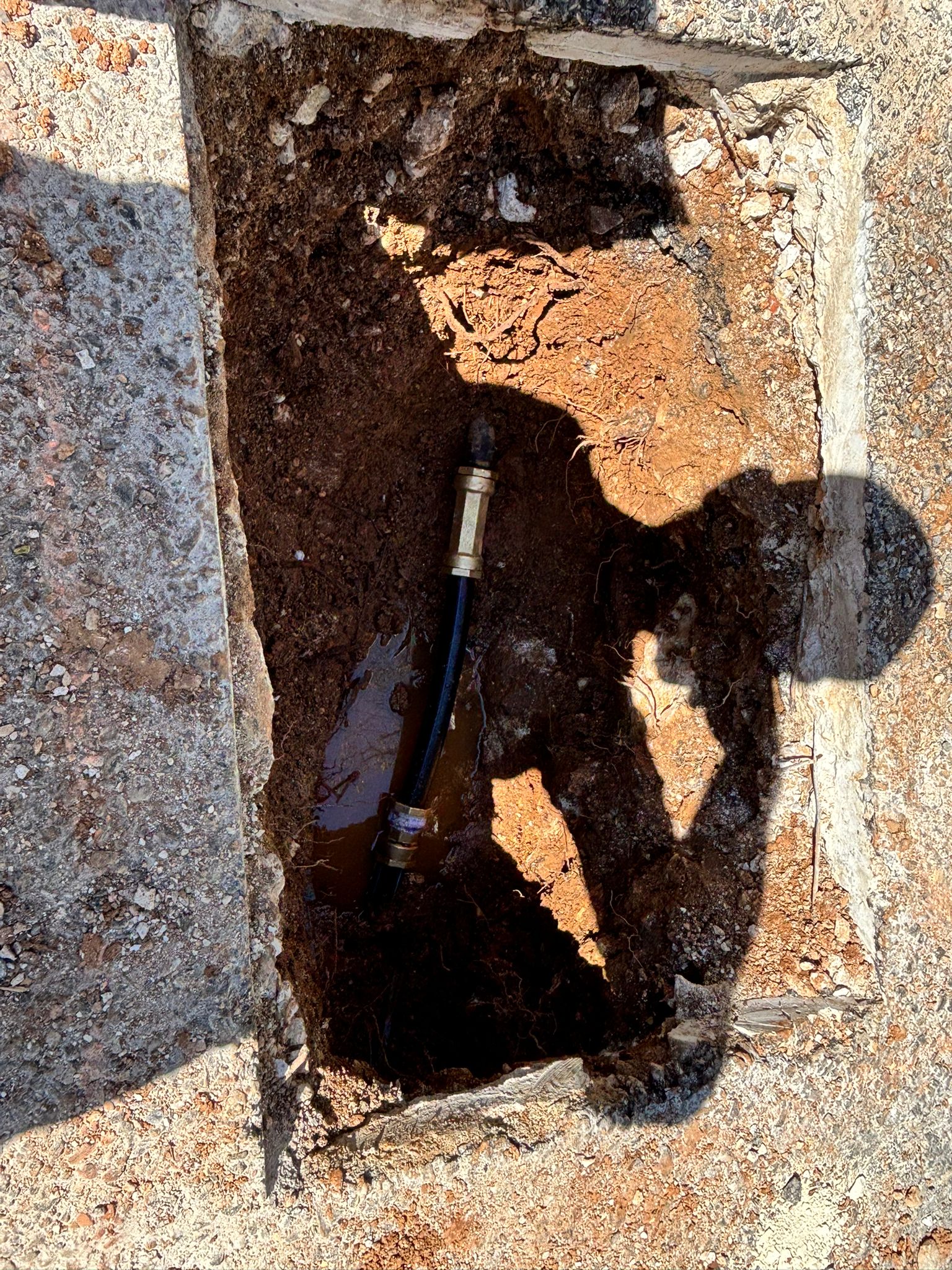 Découpe précise du goudron pour accéder à la fuite – à Nans-les-Pins, on travaille proprement !