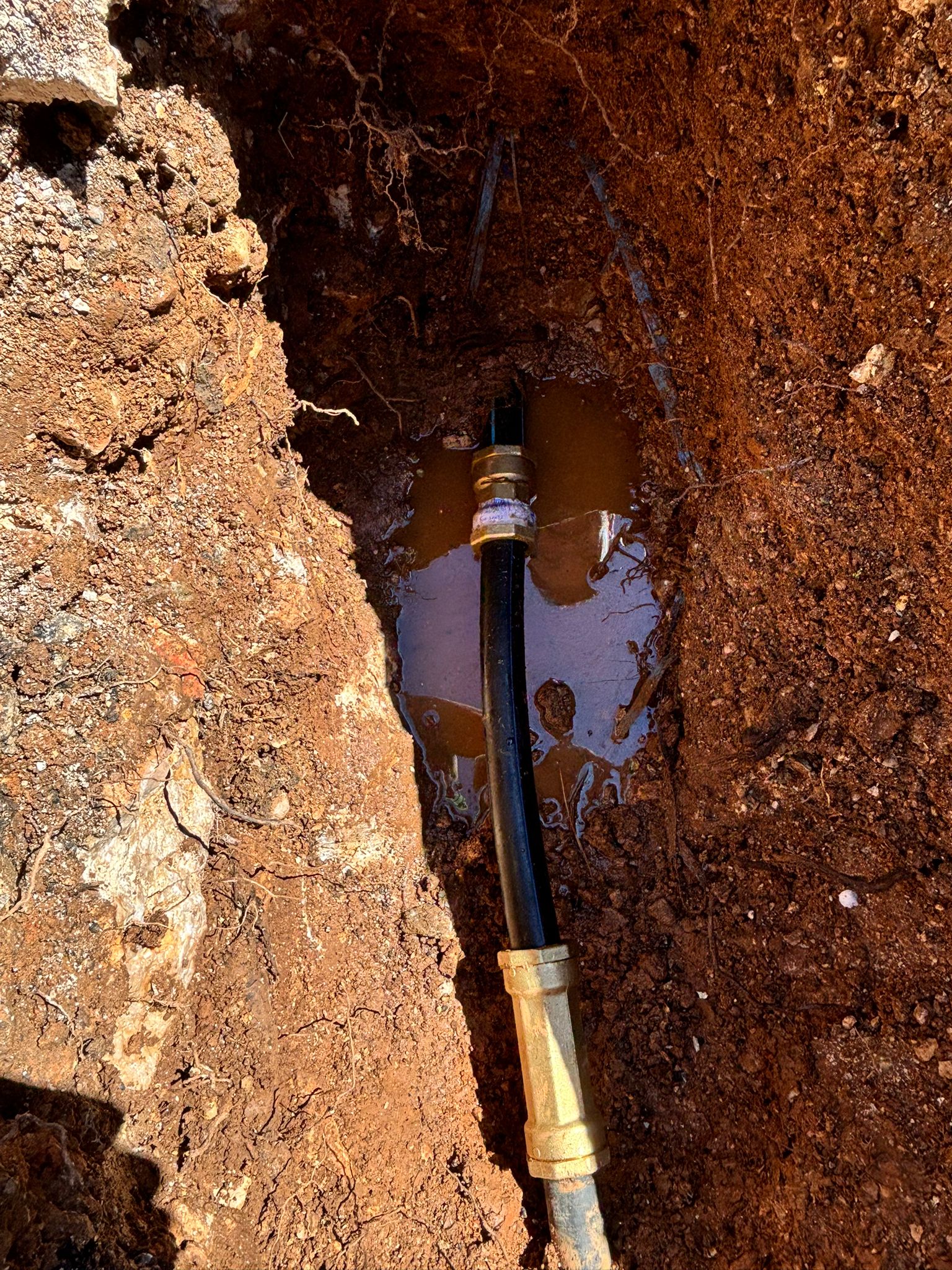Détection de fuite enterrée sur un réseau vétuste à Nans-les-Pins : notre plombier localise la panne avant réparation.