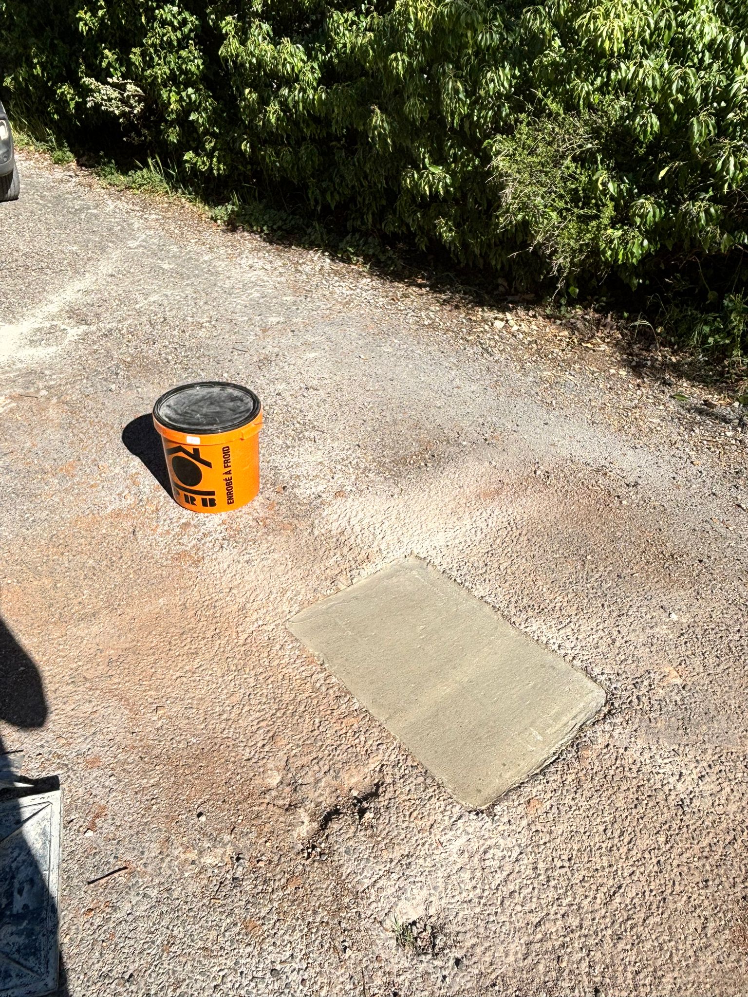 Rebouchage et reprise du goudron après réparation : on laisse la route comme neuve !