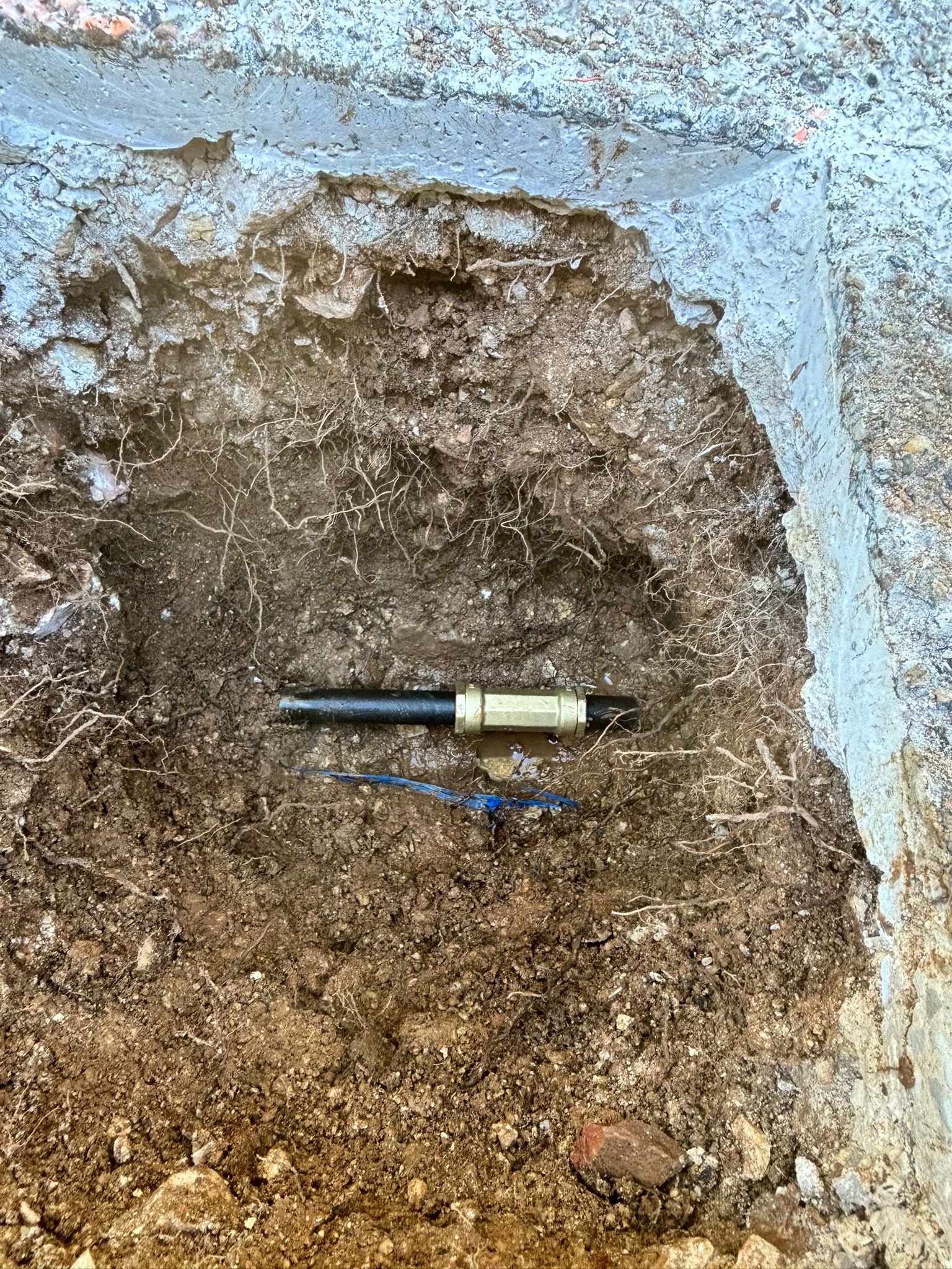 Remplacement d’un tuyau PER défectueux à Nans-les-Pins : intervention rapide pour stopper les pertes d’eau.