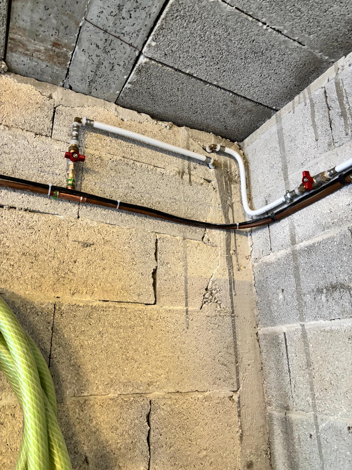 Dérivation tuyauterie cuivre et multicouche pour future alimentation cuisine – chantier Auriol 13 – Plombier Jo